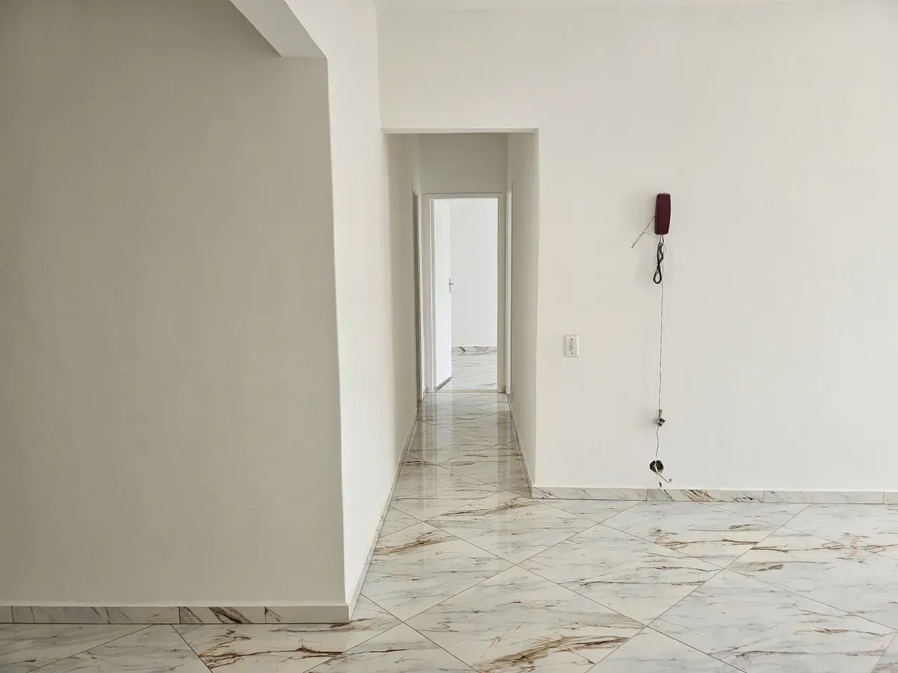Unfurnished 2-bedroom apartment with a city view — photo 9