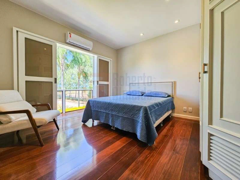 832 m² house with 6 bedrooms and an open-plan kitchen — photo 12