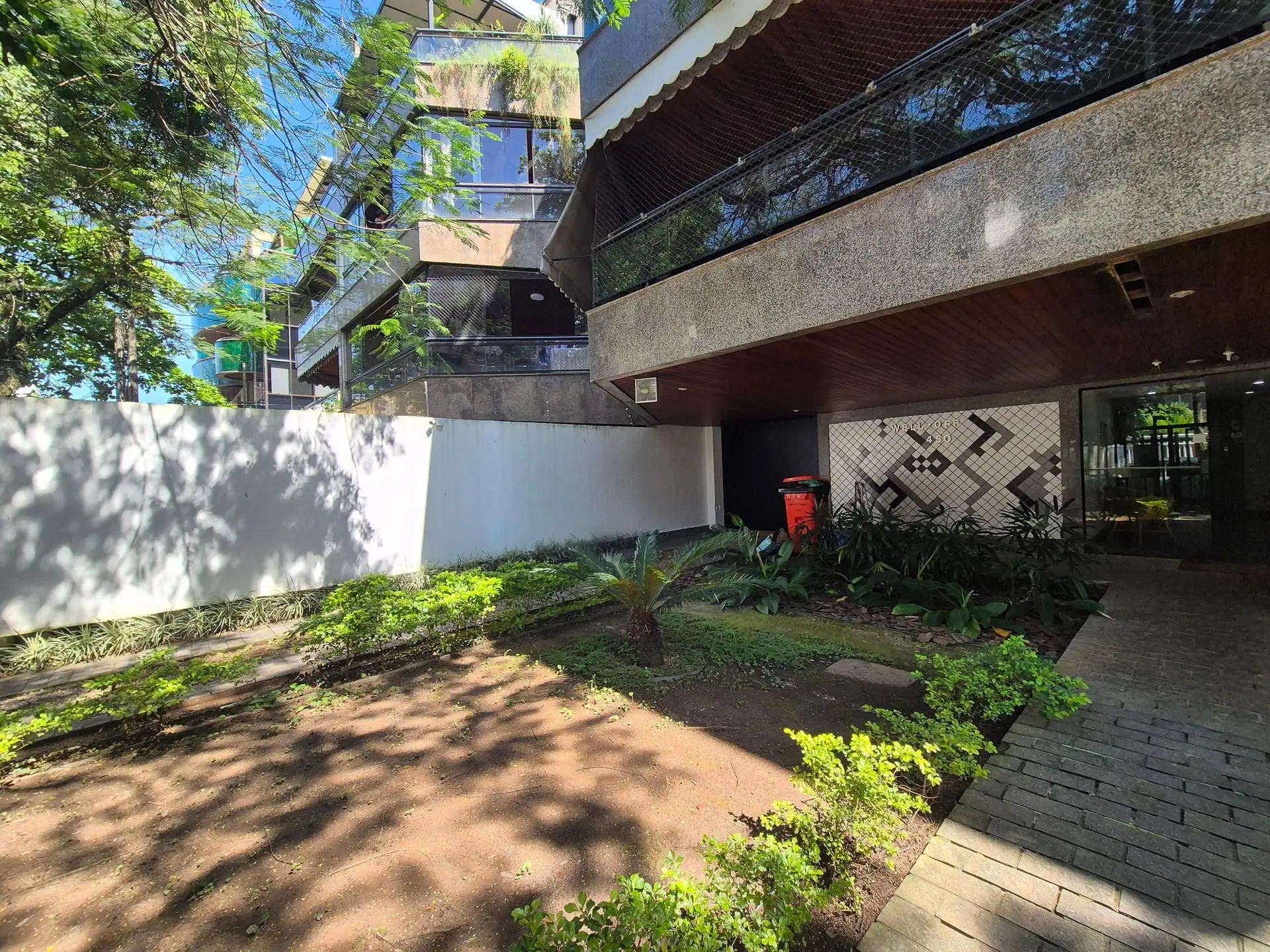 Glass-enclosed balcony in a 2-bedroom apartment, 84 m² — photo 3