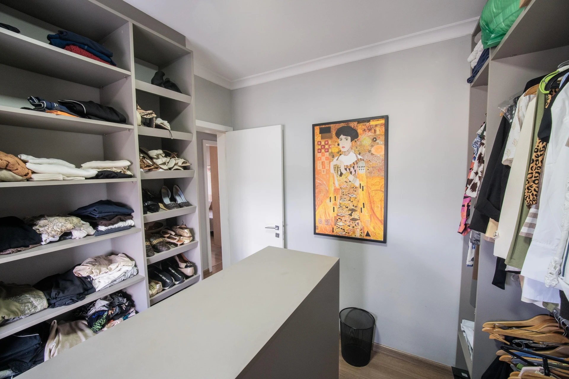 Walk-in closet in a 2-bedroom apartment, 91 m² — photo 40