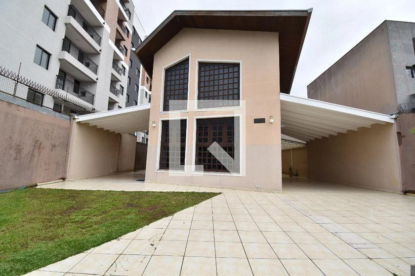 3 quartos e closet: casa de 279 m²