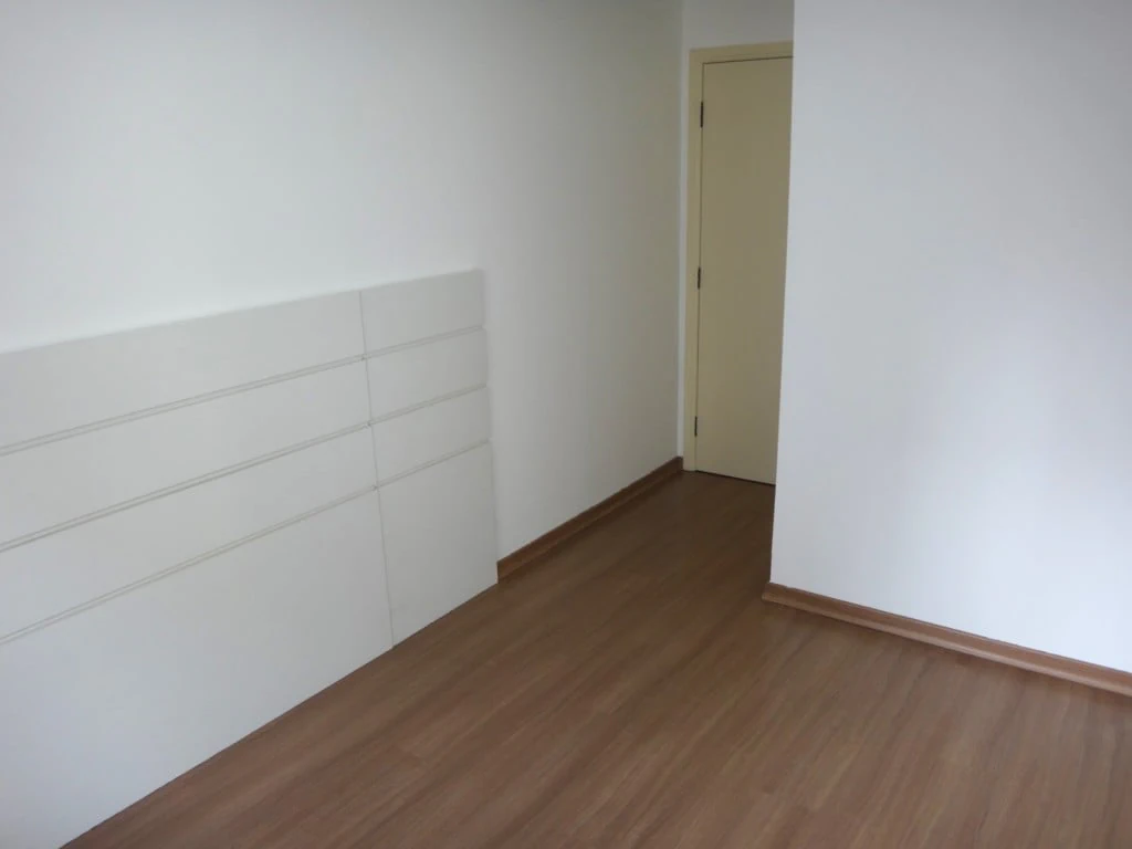3-bedroom apartment with wood or laminate floors — photo 24