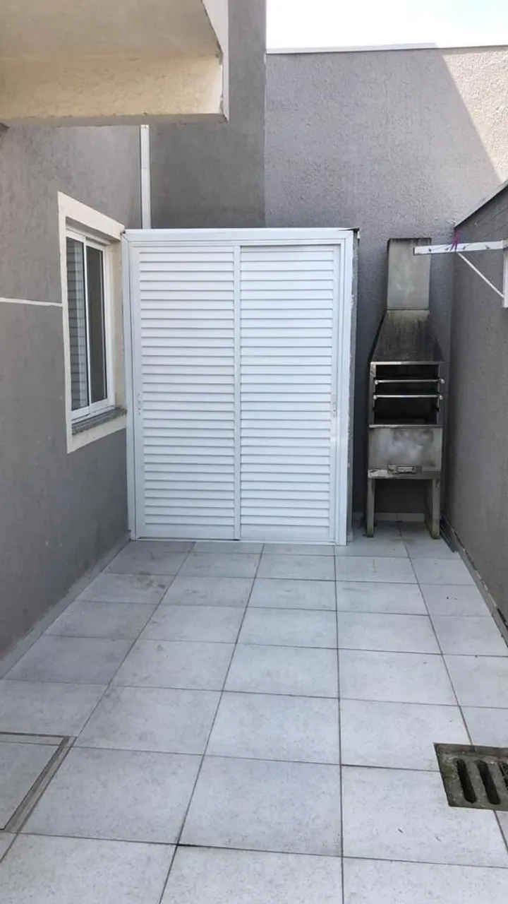 Balcony with a grill in a 2-bedroom apartment, 68 m² — photo 8
