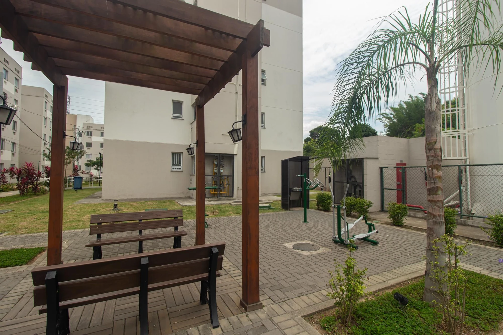 Apartamento com 2 quartos e box de vidro no banheiro — photo 8