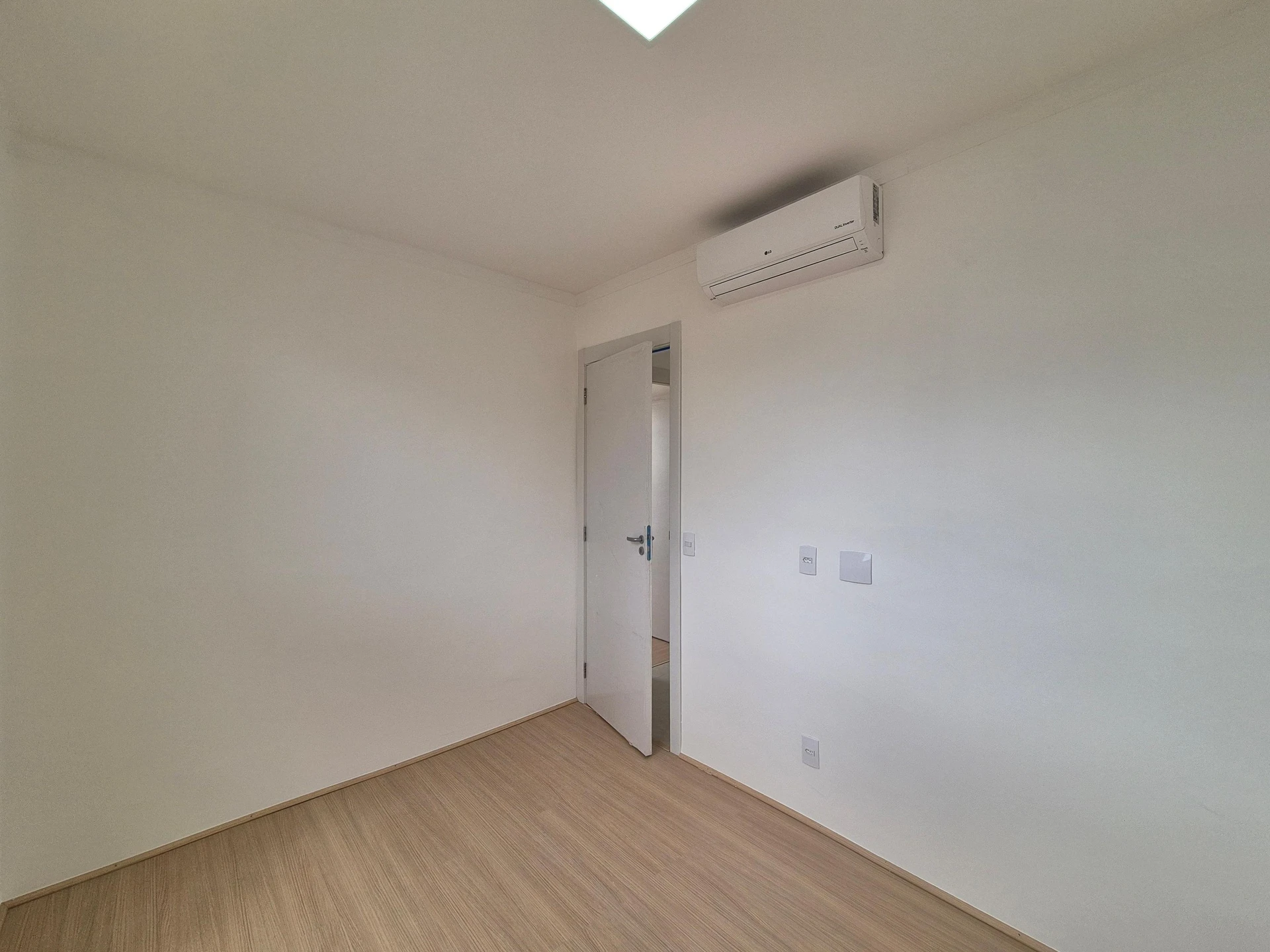 2-bedroom apartment in a building with a gym — photo 21