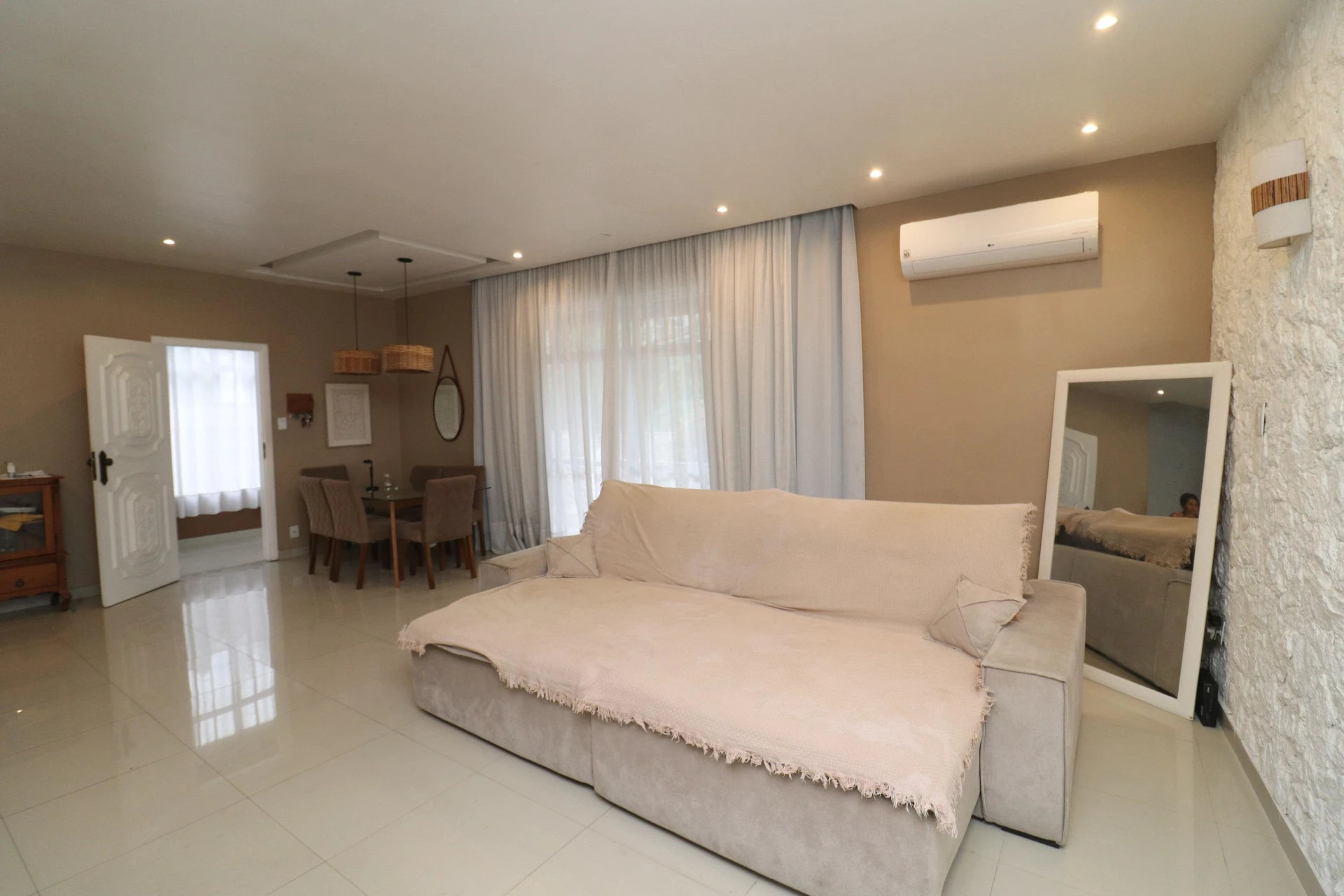 10-bedroom house with a bathtub in Rio de Janeiro — photo 27