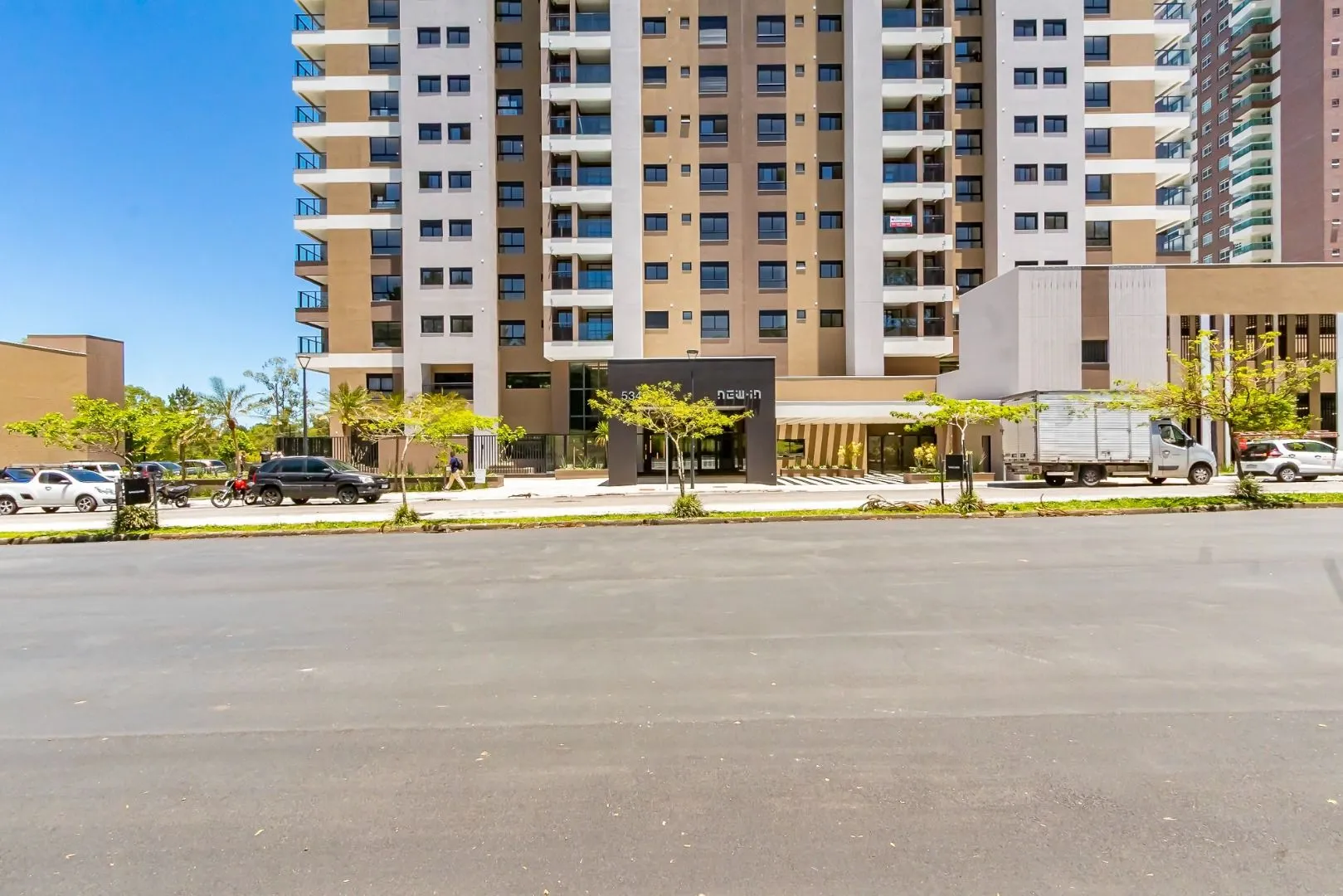 Furnished apartment, 78 m², with a glass-enclosed balcony — photo 185