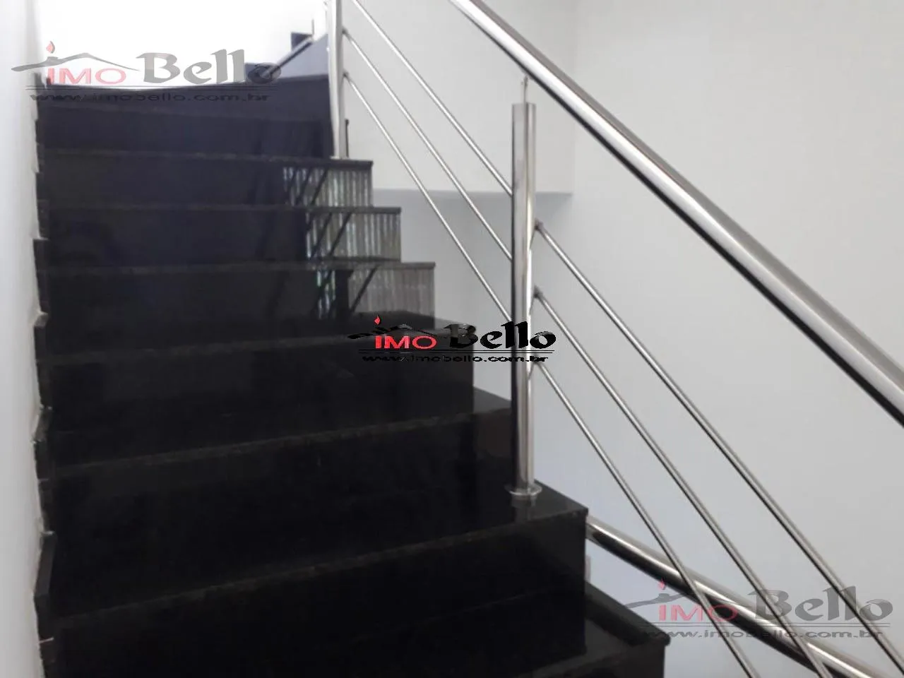 Casa com 3 suítes e 400 m², piso de madeira na sala — photo 12