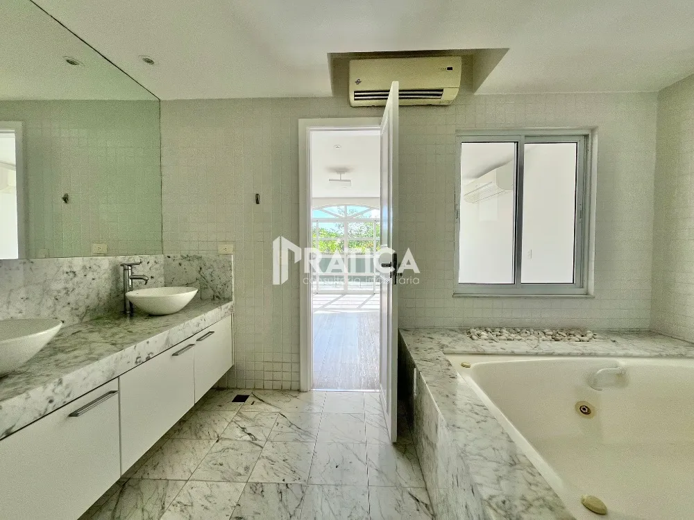 House with 5 bedrooms and a 24-hour concierge — photo 28