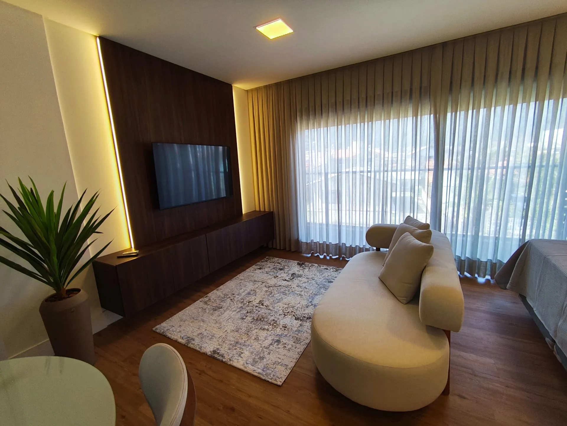 One-bedroom apartment in a building with a heated pool — photo 12
