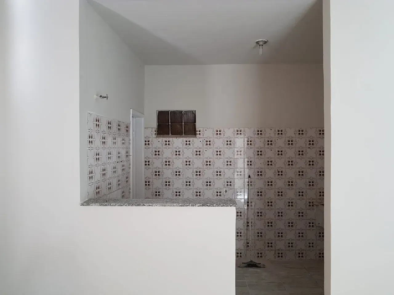 Unfurnished 1-bedroom apartment with tiled floors — photo 3