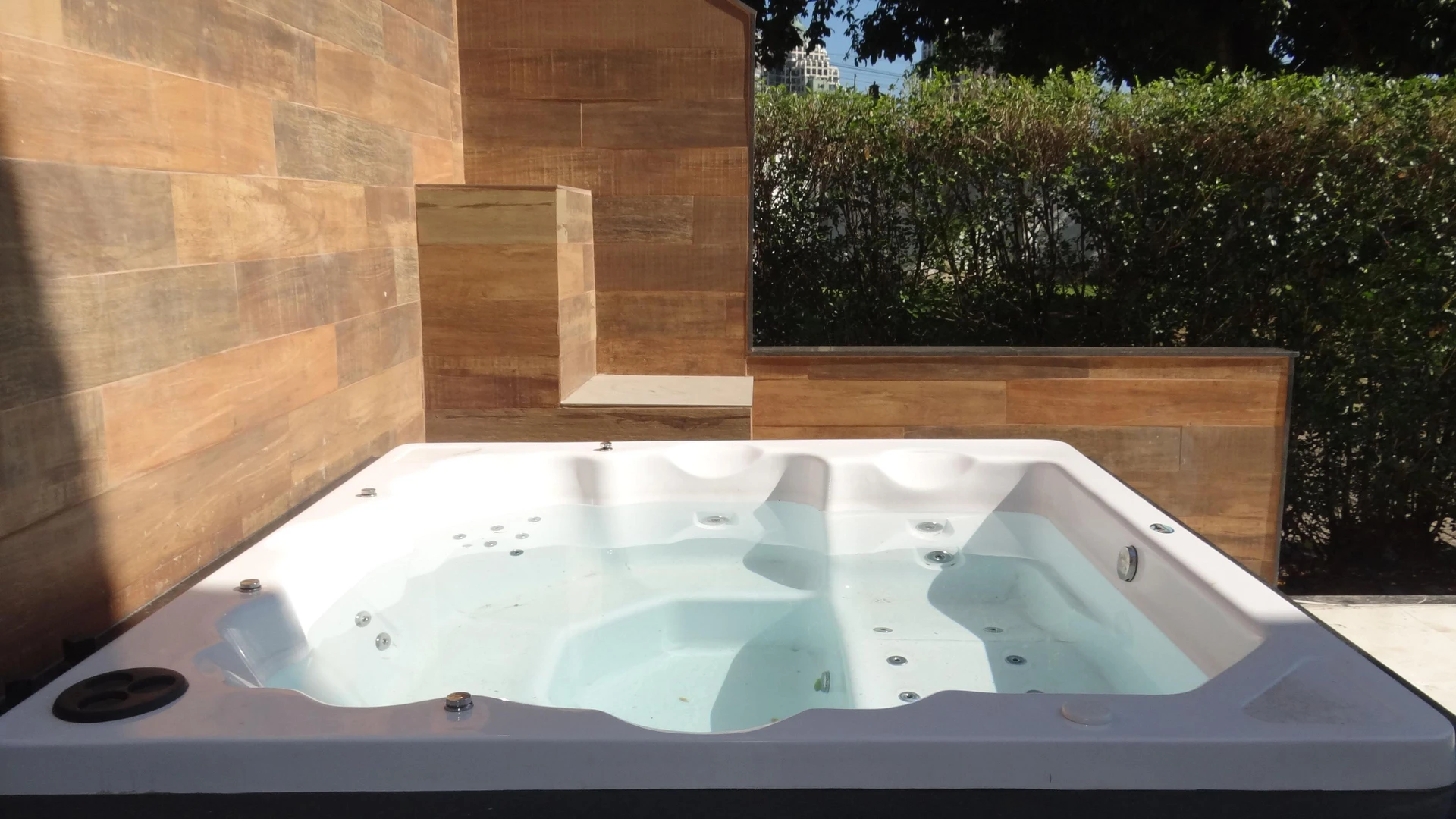 Casa de 384 m² com janelas do piso ao teto e varanda gourmet — photo 59