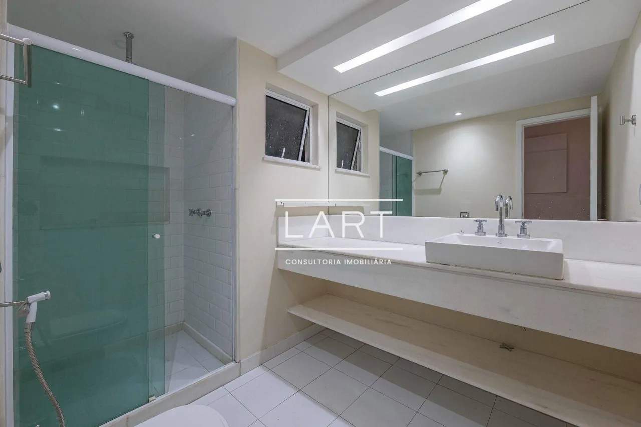 4-bedroom apartment with 5 bathrooms, 210 m² — photo 19