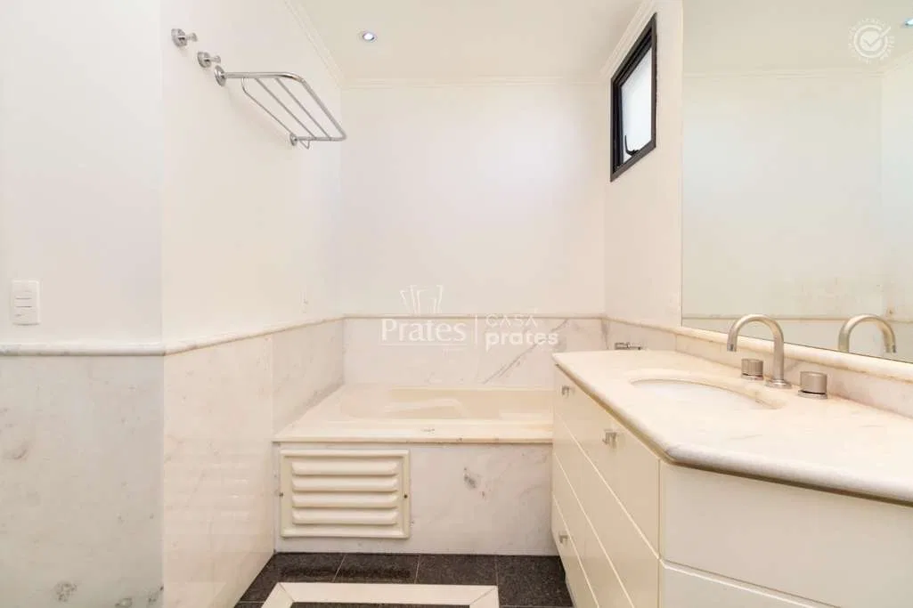3-bedroom apartment with a bathtub — photo 26
