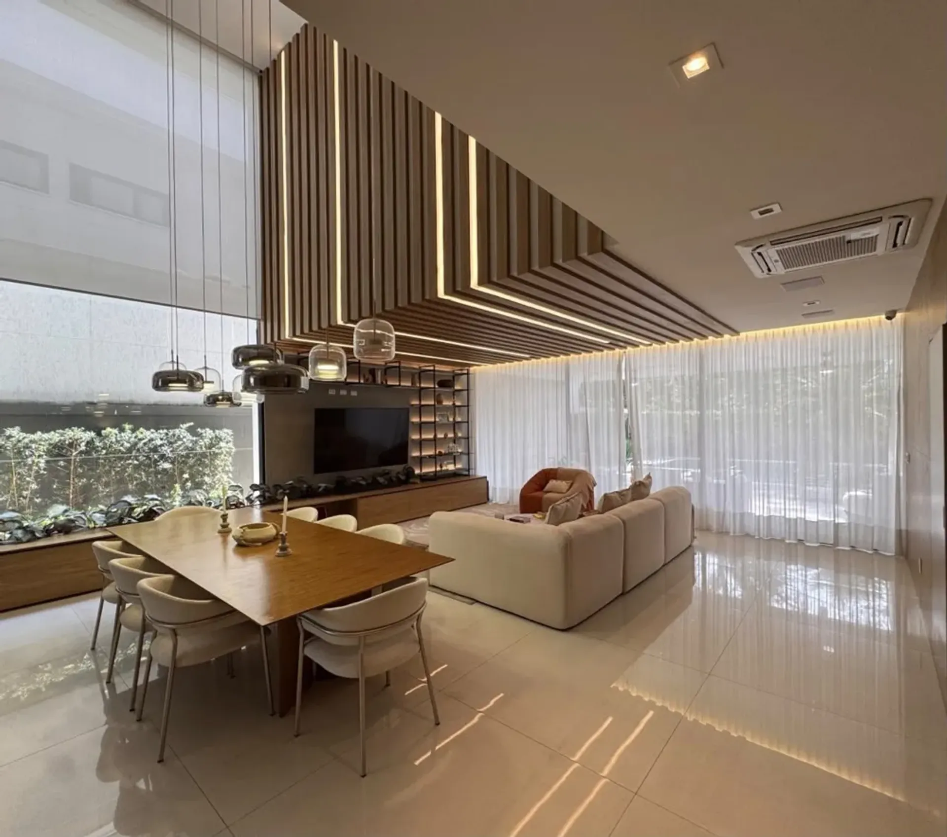 Furnished house, 800 m², with floor-to-ceiling windows — photo 3