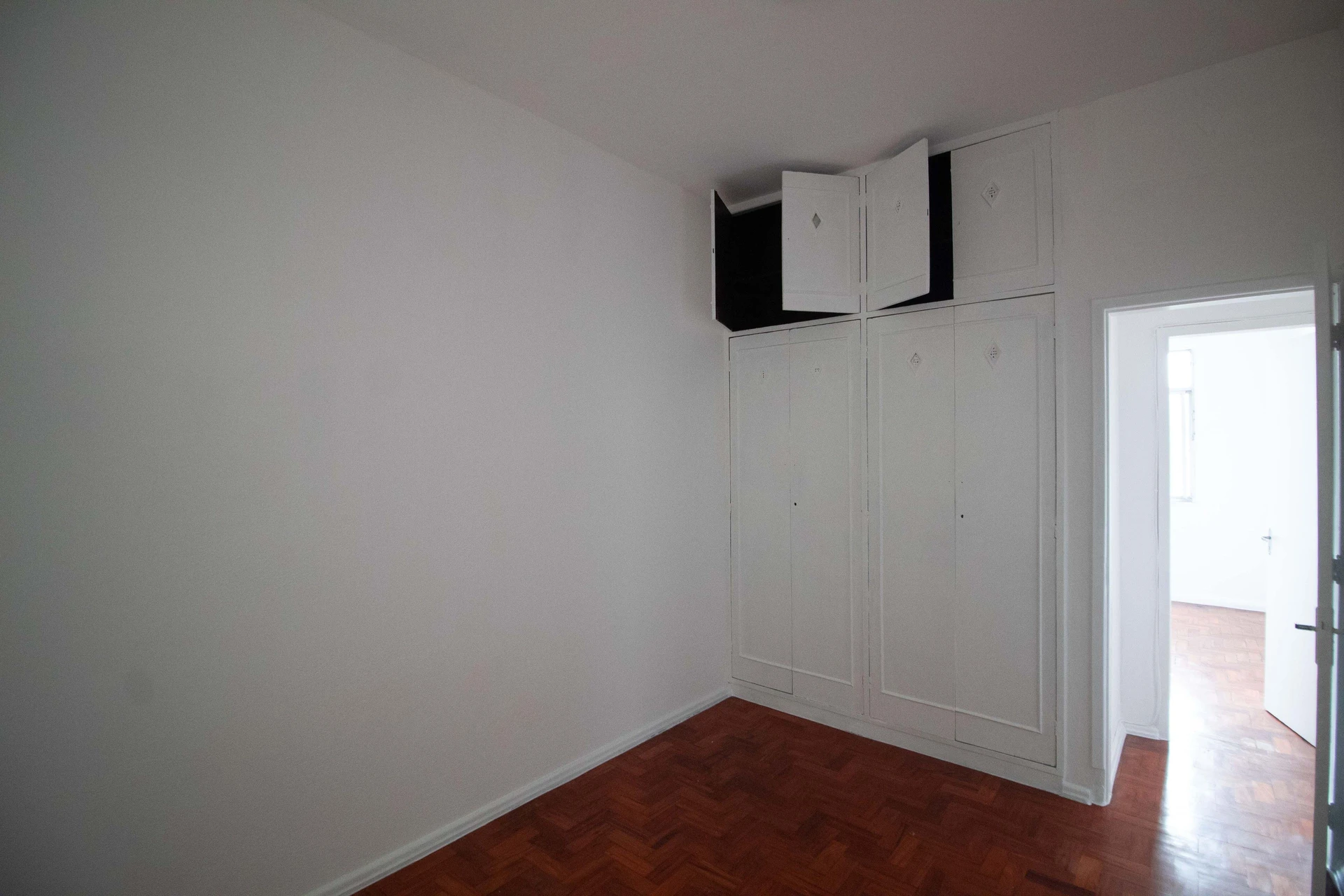 Apartamento de 2 quartos com piso de madeira ou laminado — photo 21