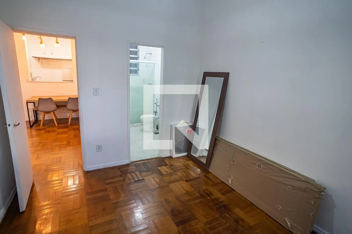 One-bedroom apartment with wood or laminate floors — photo 6