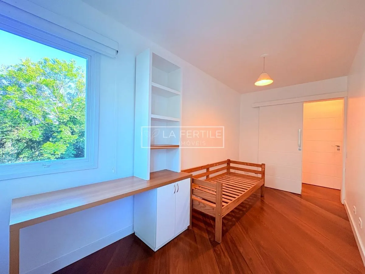 Будинок на 5 спалень із 2 ванними при кімнаті, 400 м² — photo 17