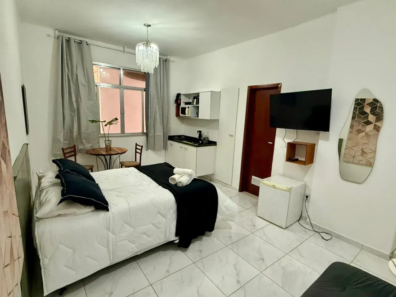 Furnished 1-bedroom apartment with tiled floors — photo 2