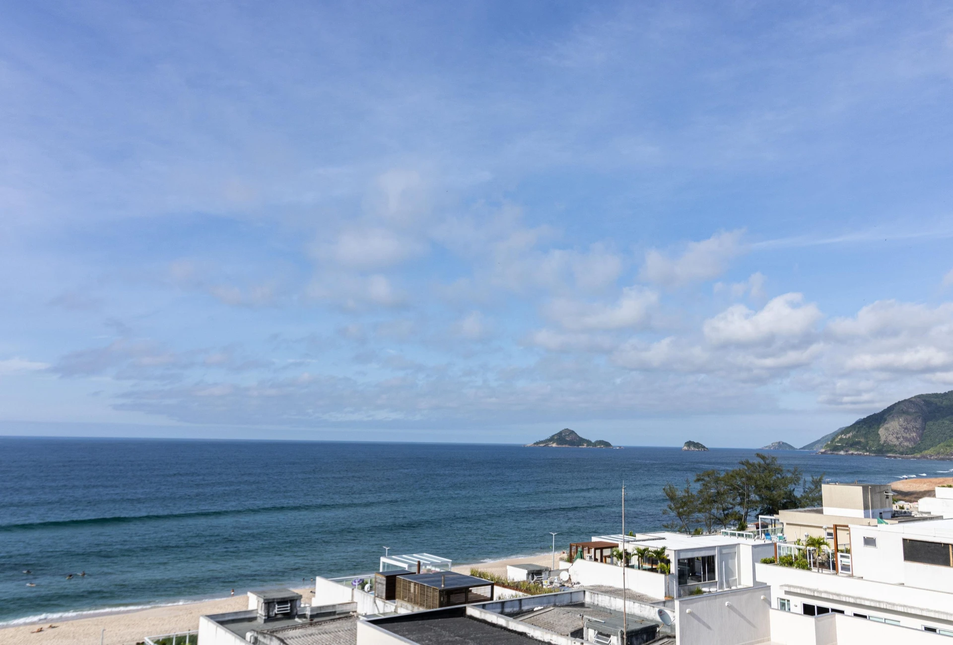 Furnished 1-bedroom apartment with a glass balcony — photo 31