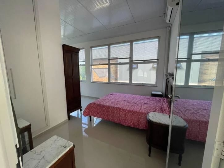 Ventanales de piso a techo y 4 dormitorios: casa de 400 m² — photo 41