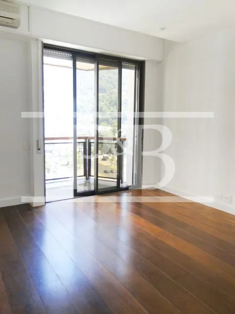 4-bedroom apartment with balcony and floor-to-ceiling windows — photo 23