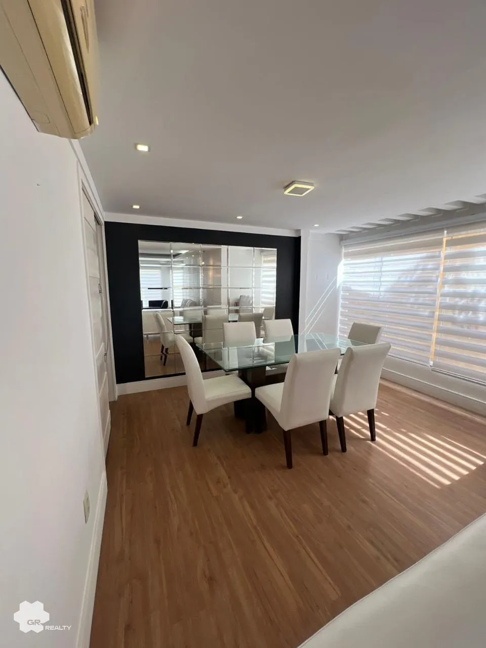 Condominium house with 5 bedrooms and open-plan kitchen — photo 10