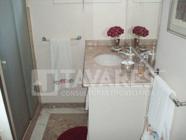 259 m² house with 5 bedrooms and a balcony grill — photo 35