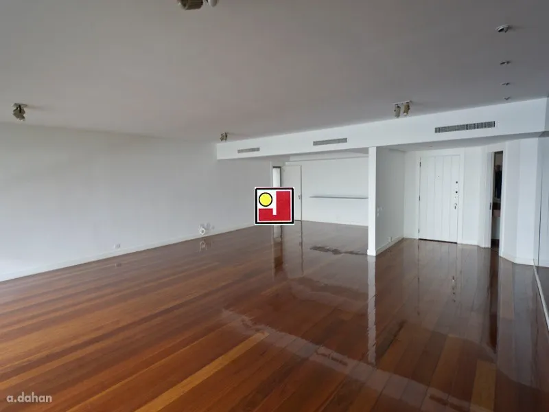 4-bedroom apartment with a glass-enclosed balcony — photo 9