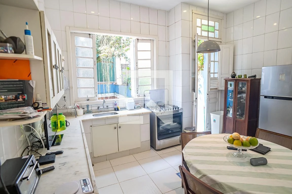Furnished house, 300 m², with floor-to-ceiling windows — photo 72