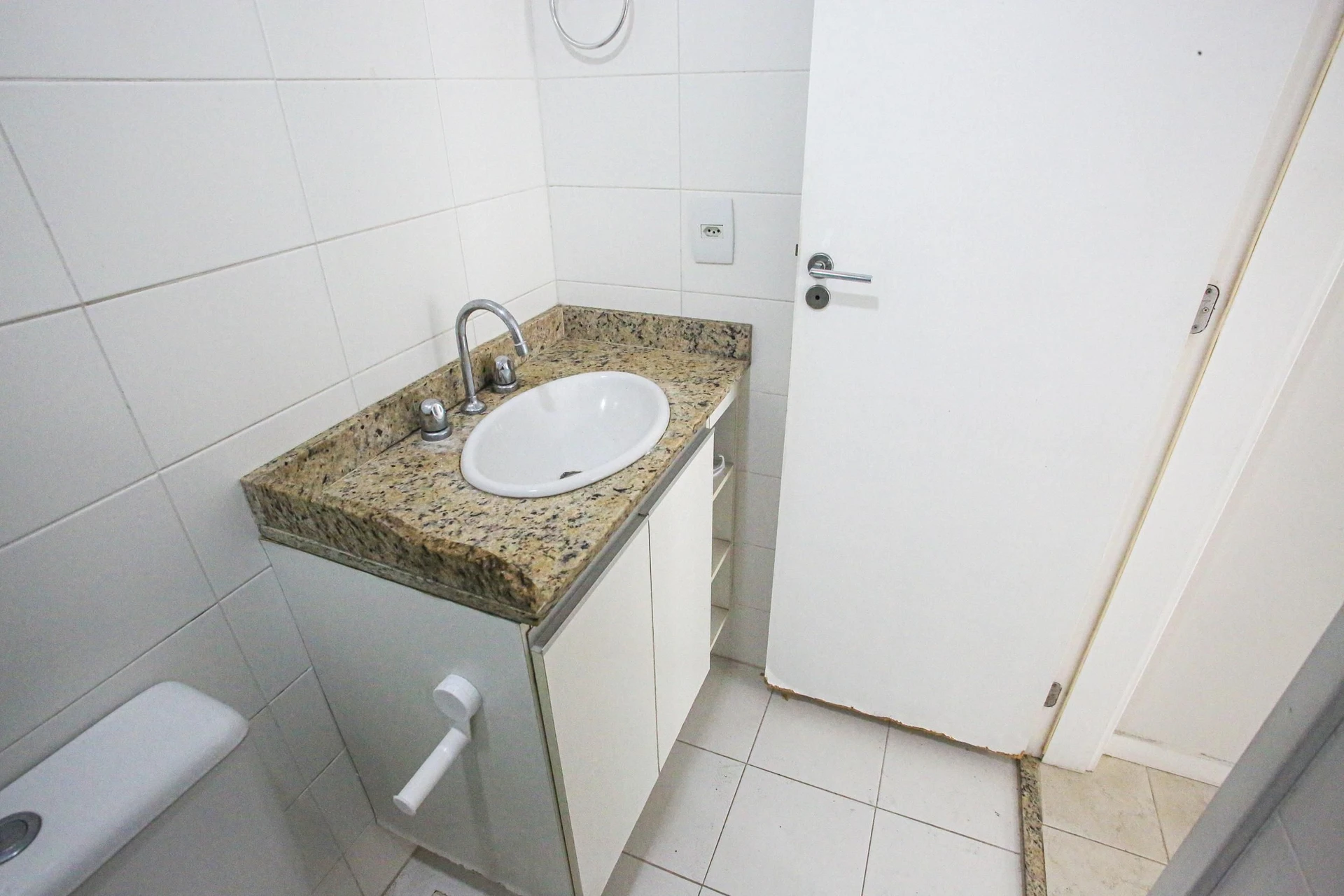 Balcony with a grill in a 2-bedroom apartment, 60 m² — photo 14
