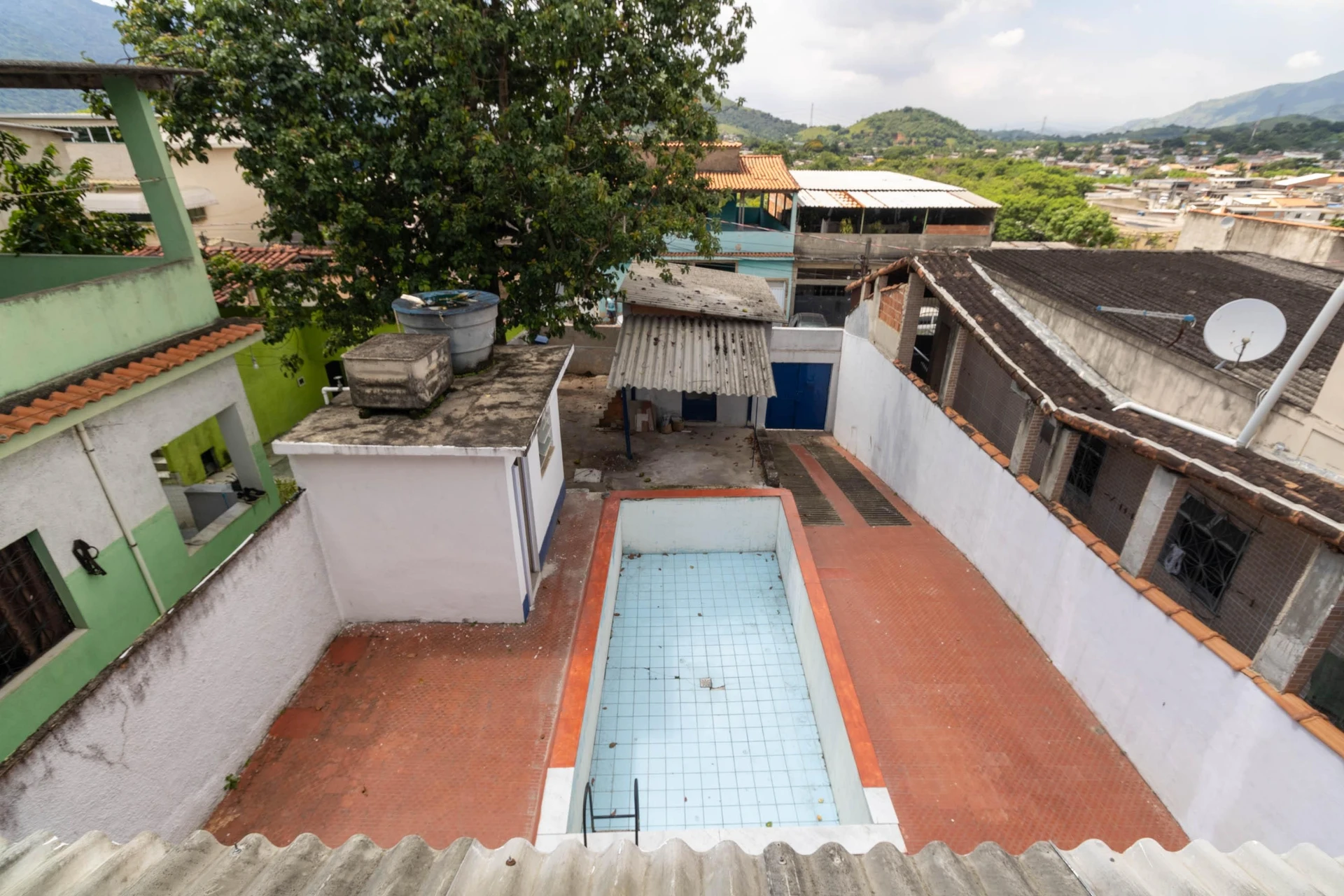 House with 3 bedrooms and a shared outdoor pool — photo 8