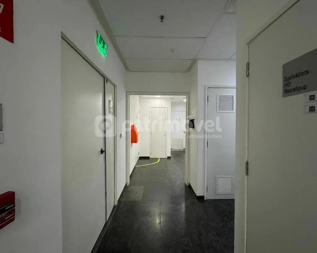 Apartamento sem mobília com 15 banheiros e janelas do chão — photo 27