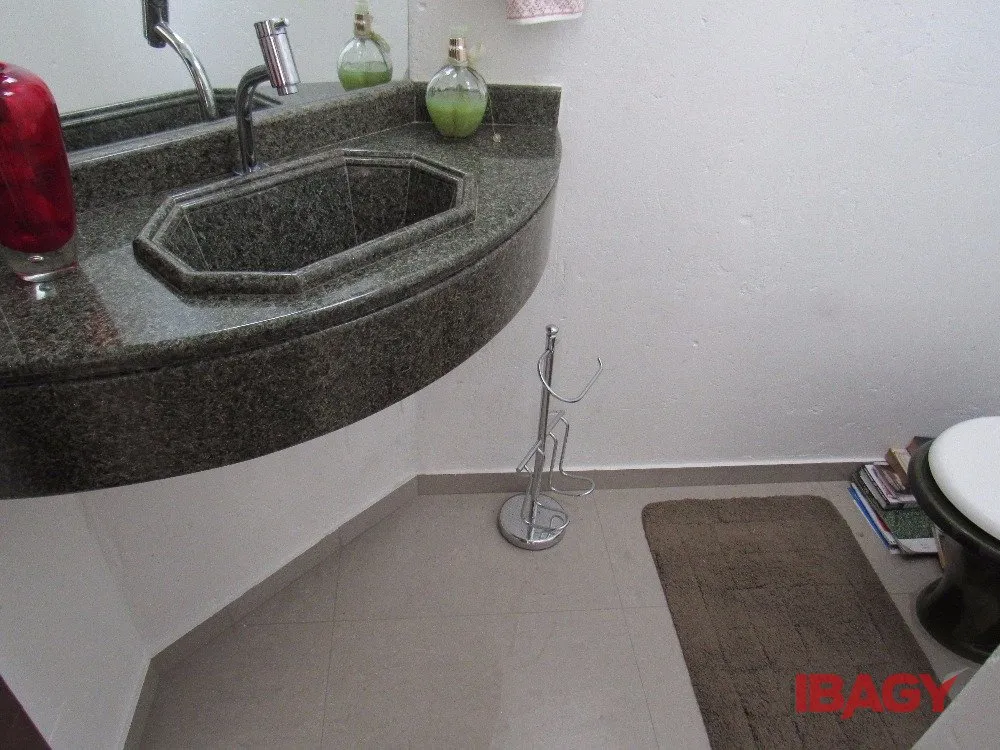 House with 4 bedrooms and 380 m², 2 parking spots — photo 45