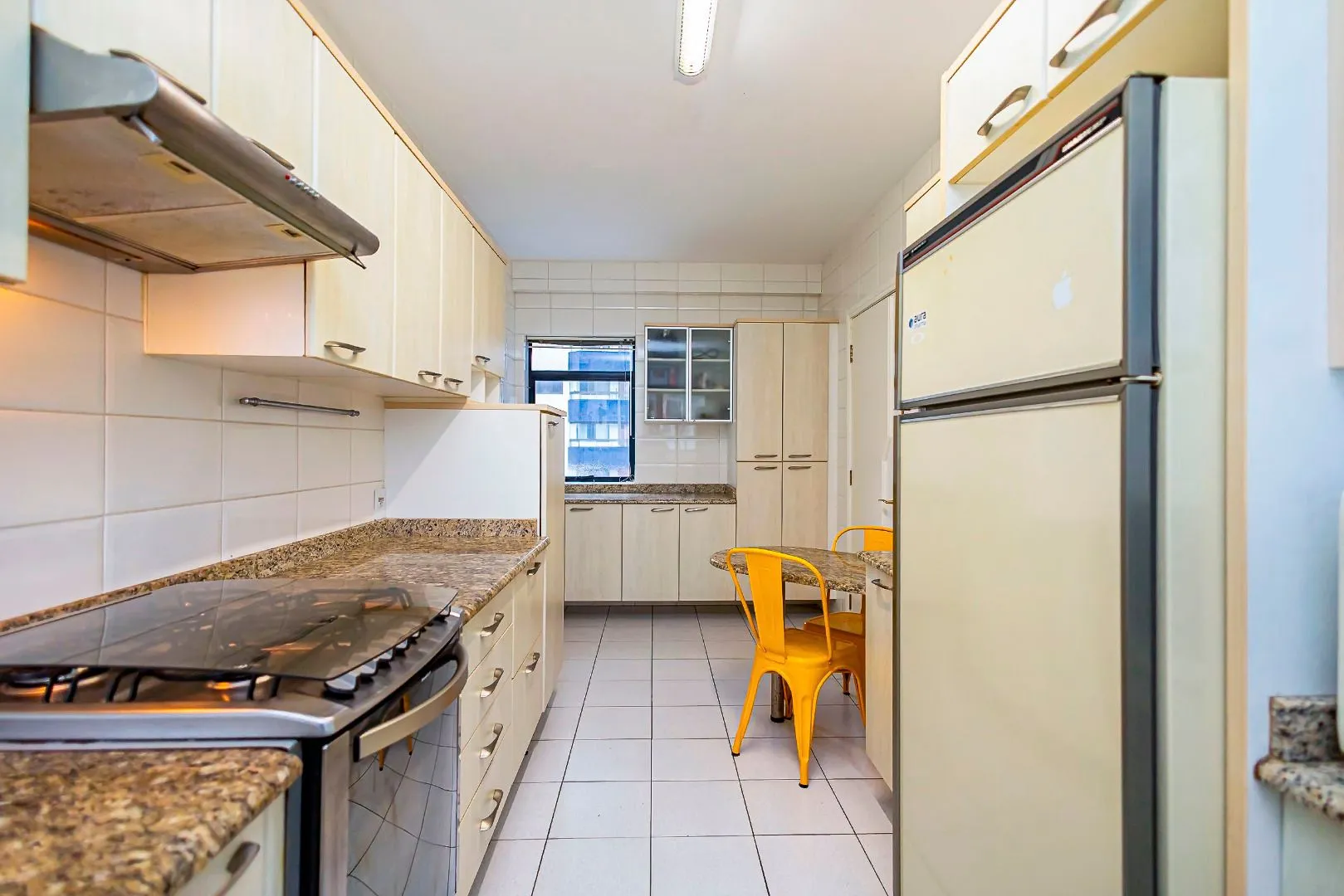 Furnished apartment with open-plan kitchen and 4 bedrooms — photo 30