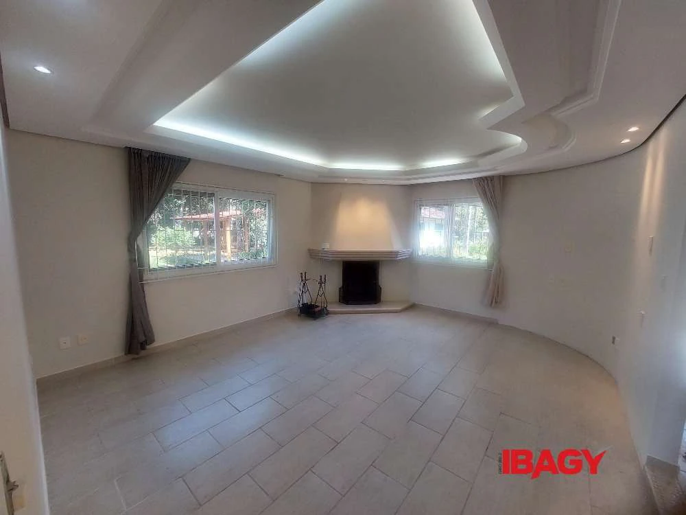 Casa com 5 quartos e 3 banheiros, 2 vagas — photo 2