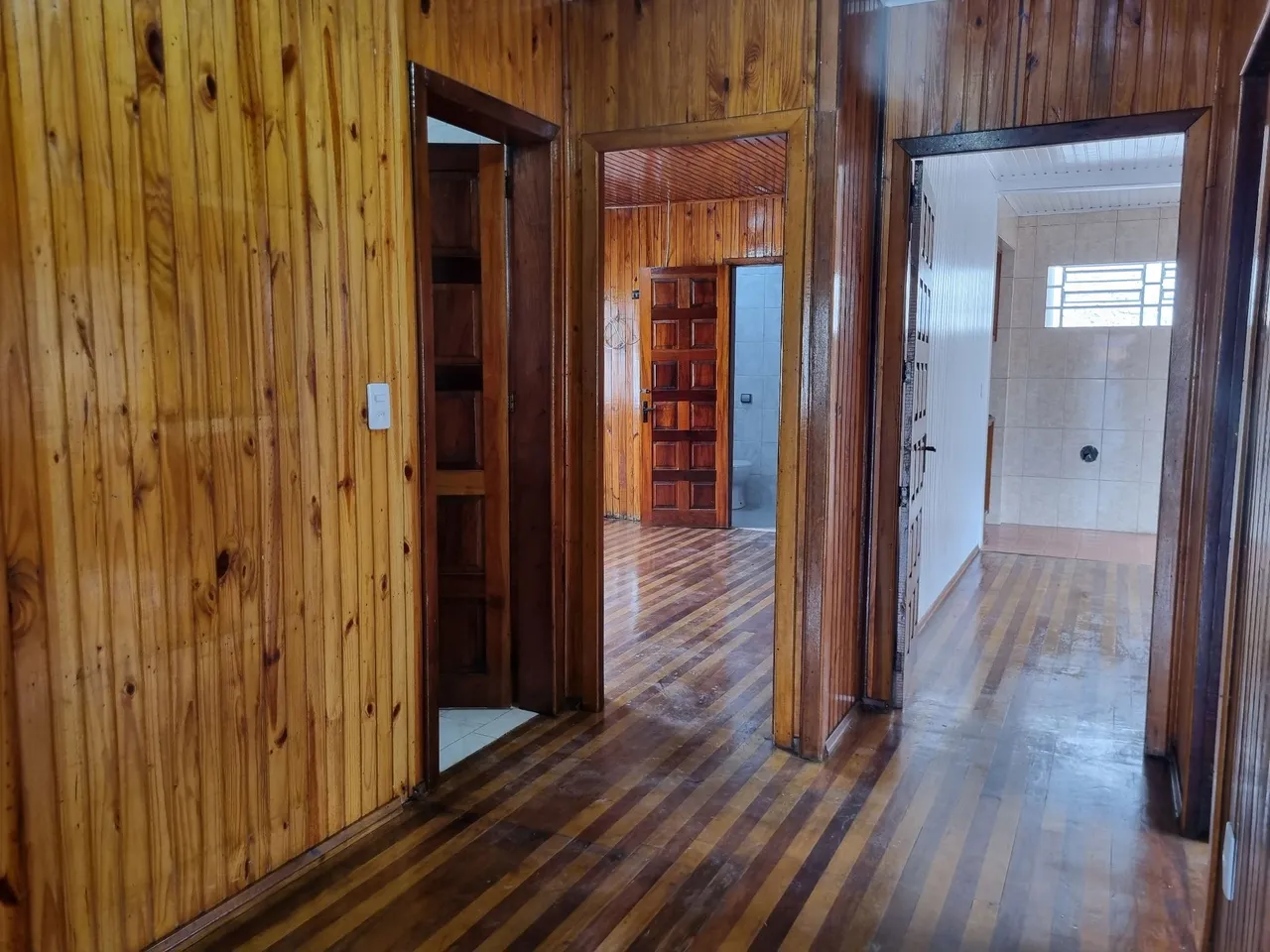 3-bedroom house with wood or laminate floors in Curitiba — photo 6