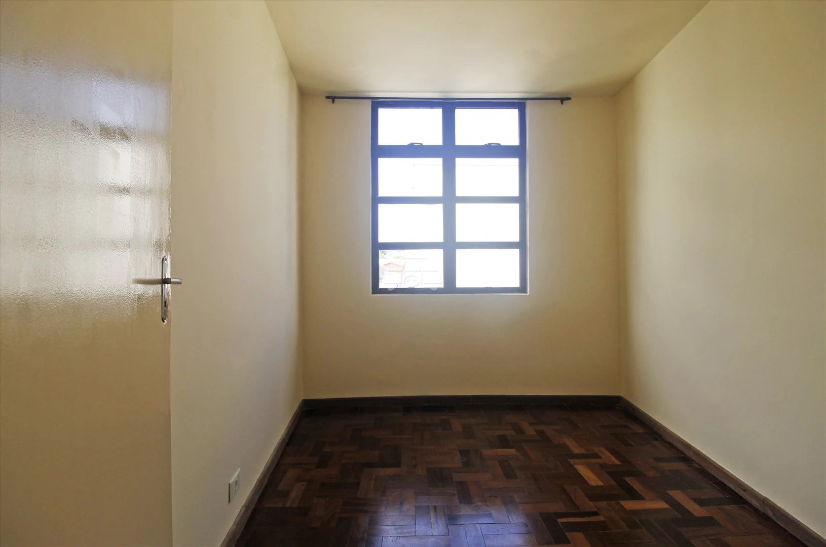 2-bedroom apartment with wood or laminate floors — photo 6