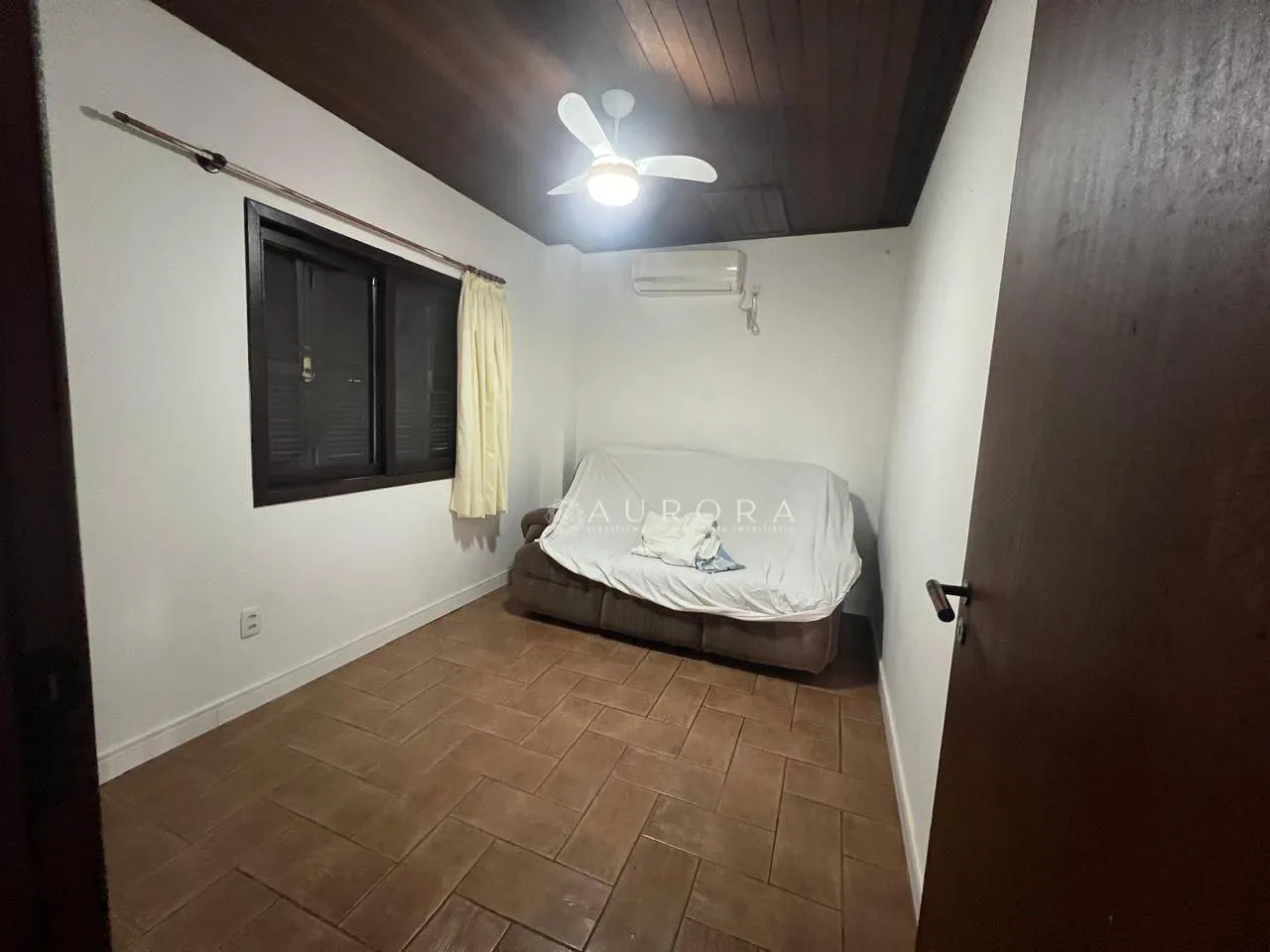 Casa de 4 dormitorios con cocina cerrada y cocina a gas — photo 25