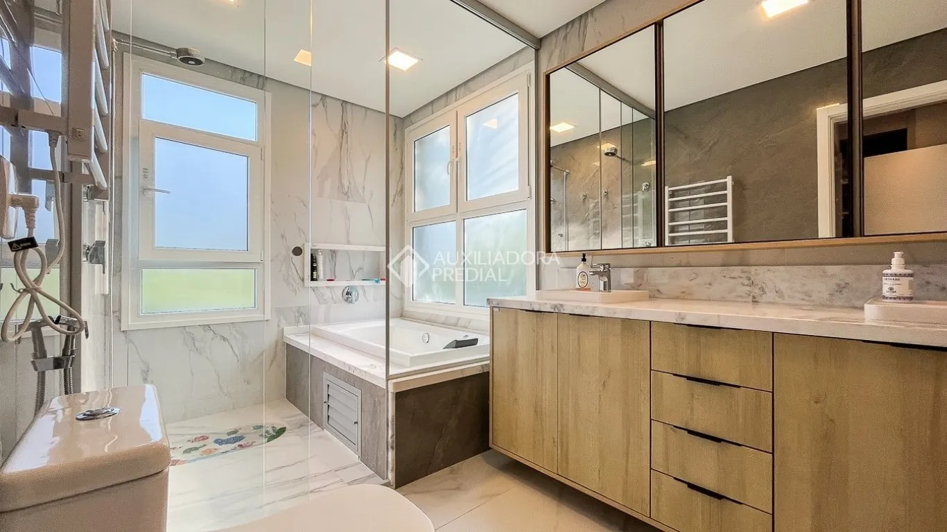 Furnished 431 m² house with 4 bedrooms and 6 bathrooms — photo 17