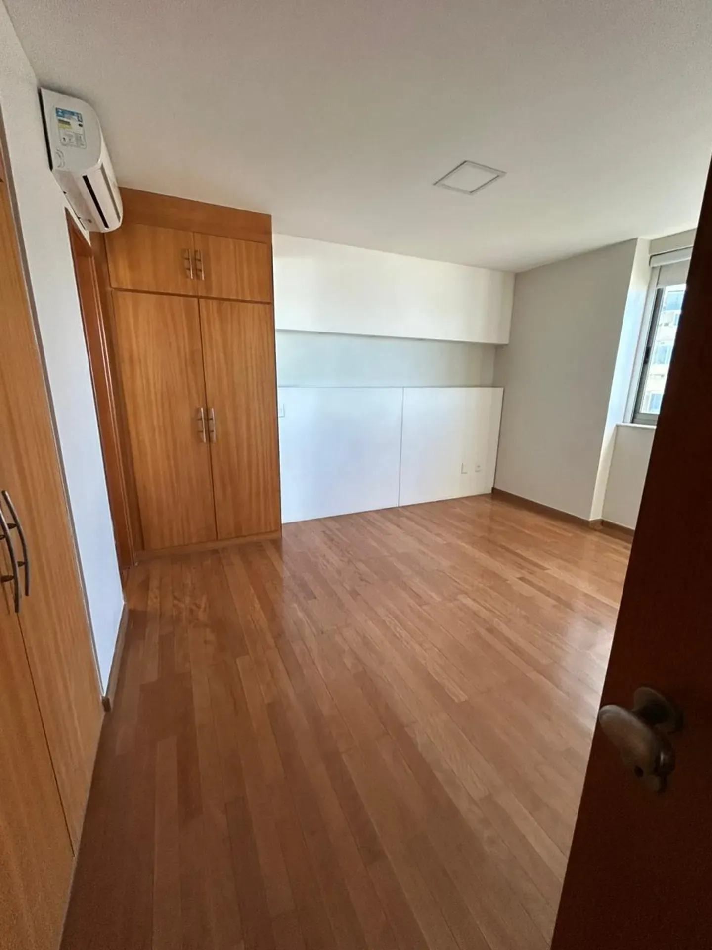 4-bedroom apartment with a water view — photo 6