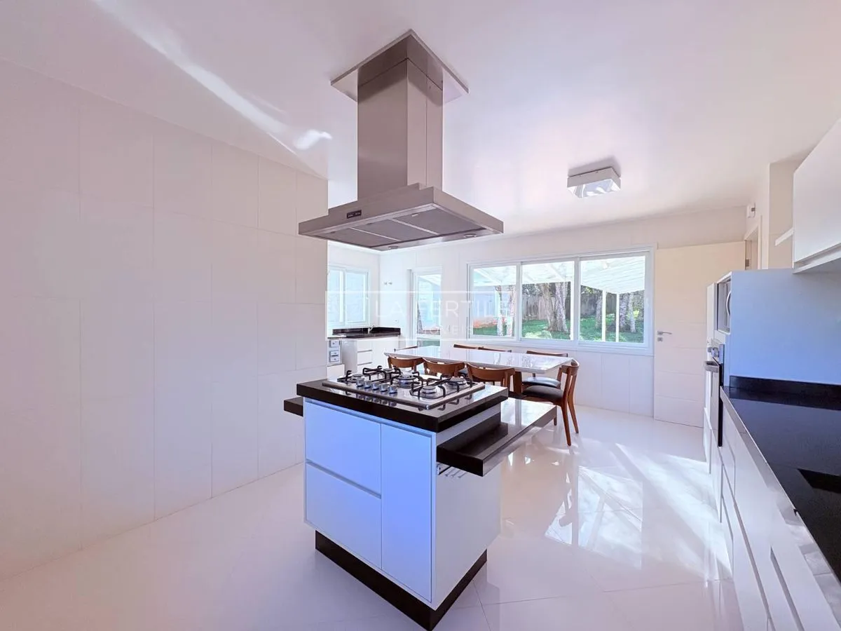 Будинок на 5 спалень із 2 ванними при кімнаті, 400 м² — photo 12