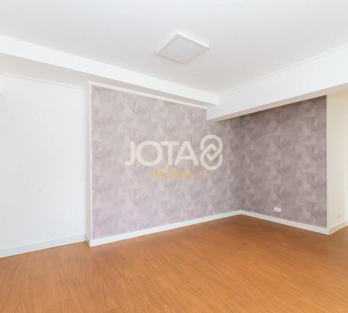2-bedroom apartment in a building with a gym — photo 2