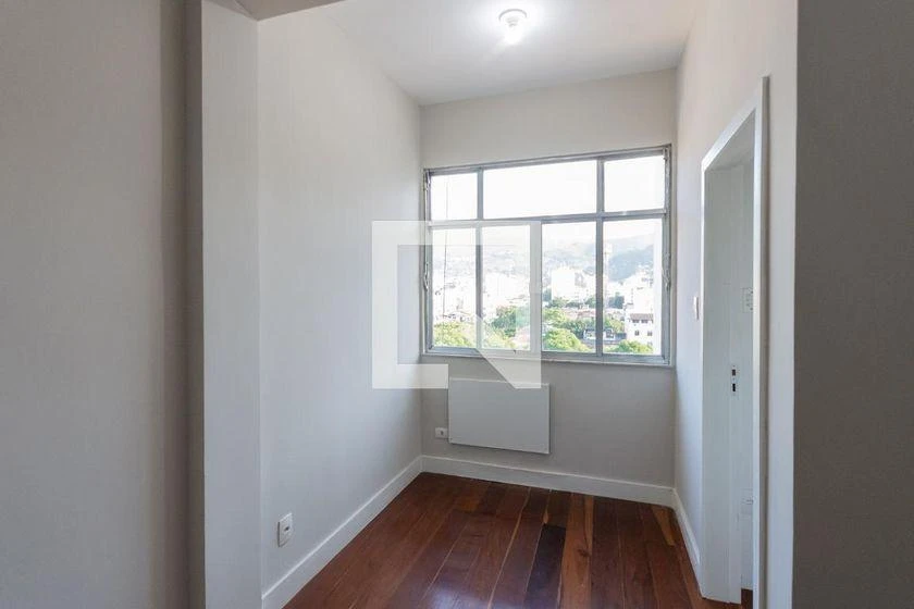 Wood or laminate floors in a 3-bedroom apartment, 64 m² — photo 14