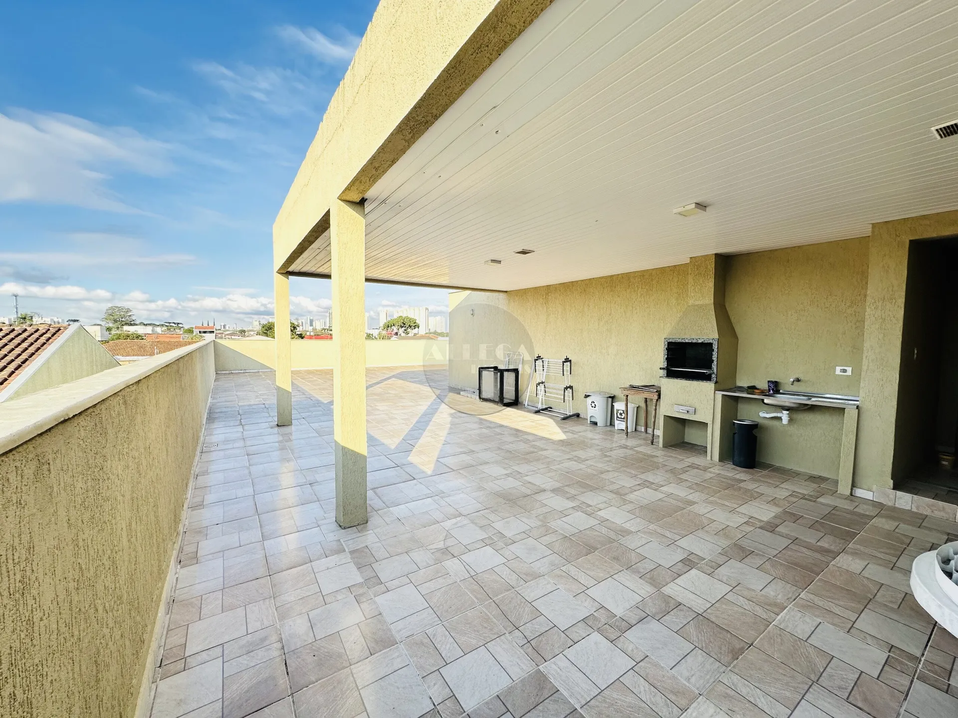 Balcony with a grill in a one-bedroom apartment, 60 m² — photo 3