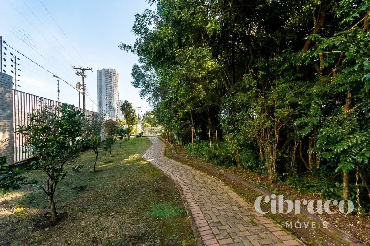 Balcony with a grill in a 4-bedroom apartment, 131 m² — photo 62