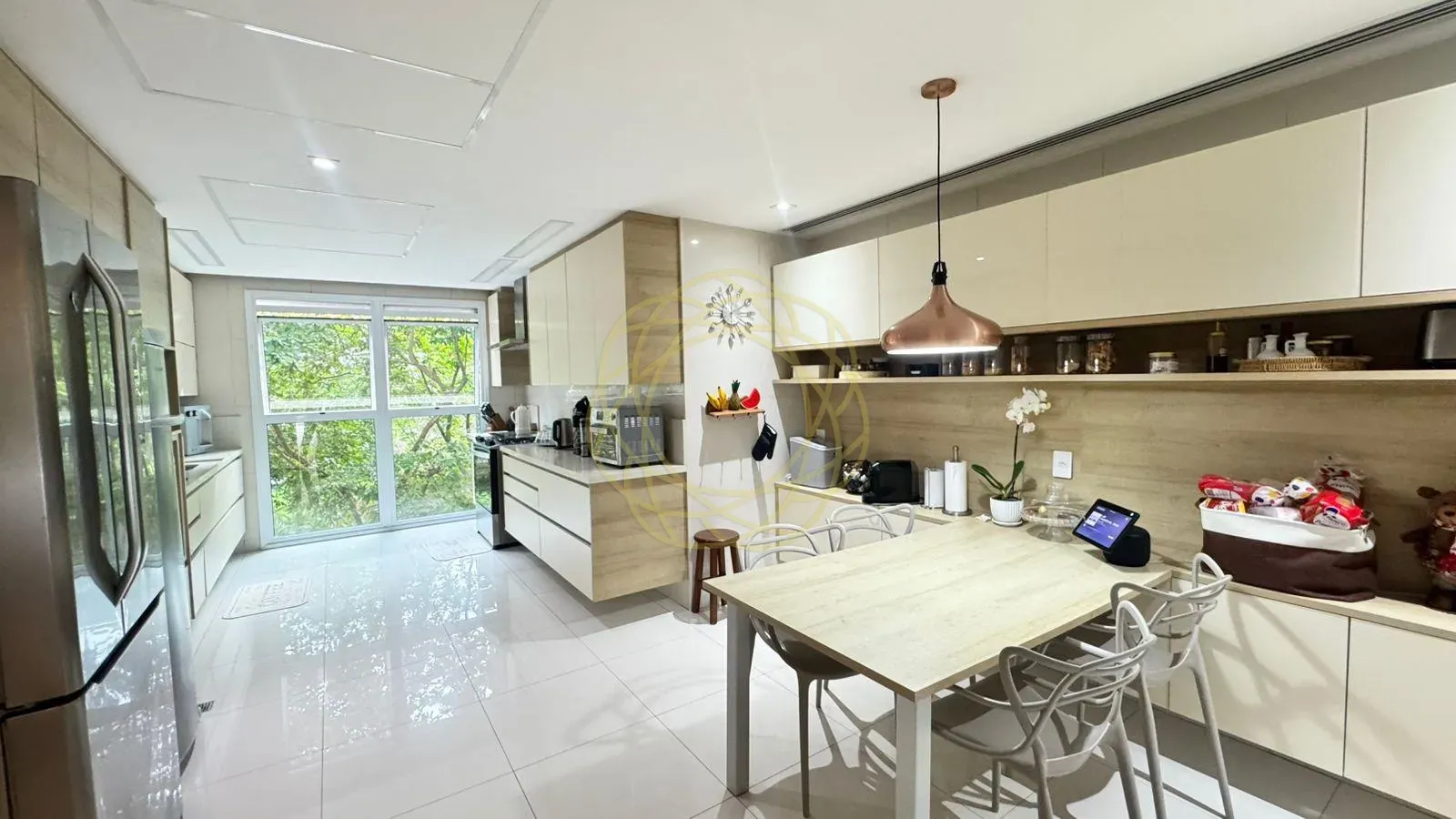 Furnished apartment with 4 bedrooms and 381 m² — photo 27