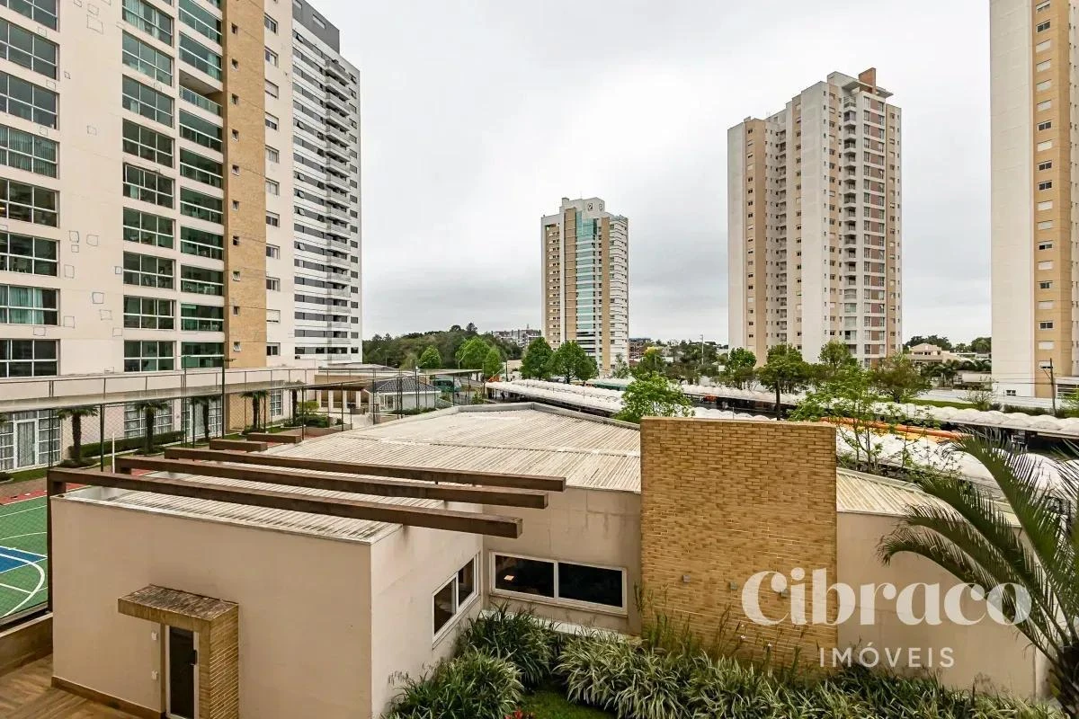 Balcony with a grill in a 4-bedroom apartment, 131 m² — photo 12