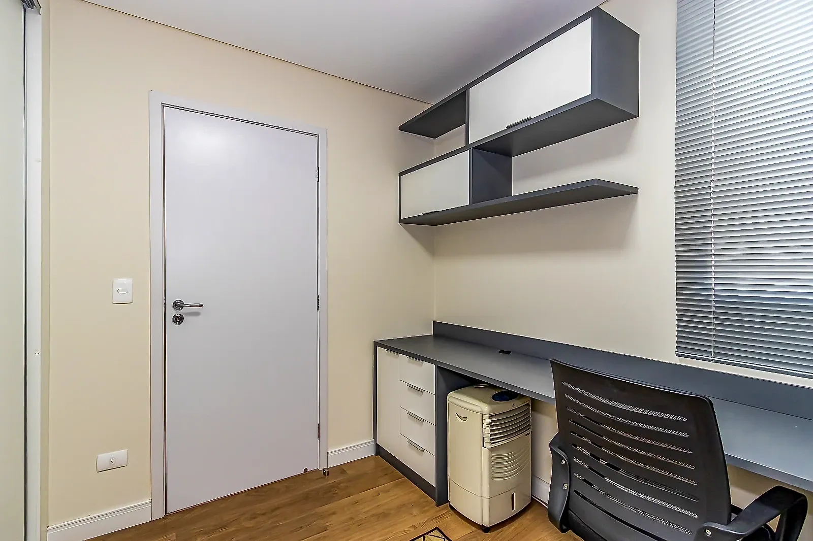 Balcony with a grill in a 3-bedroom apartment, 74 m² — photo 11