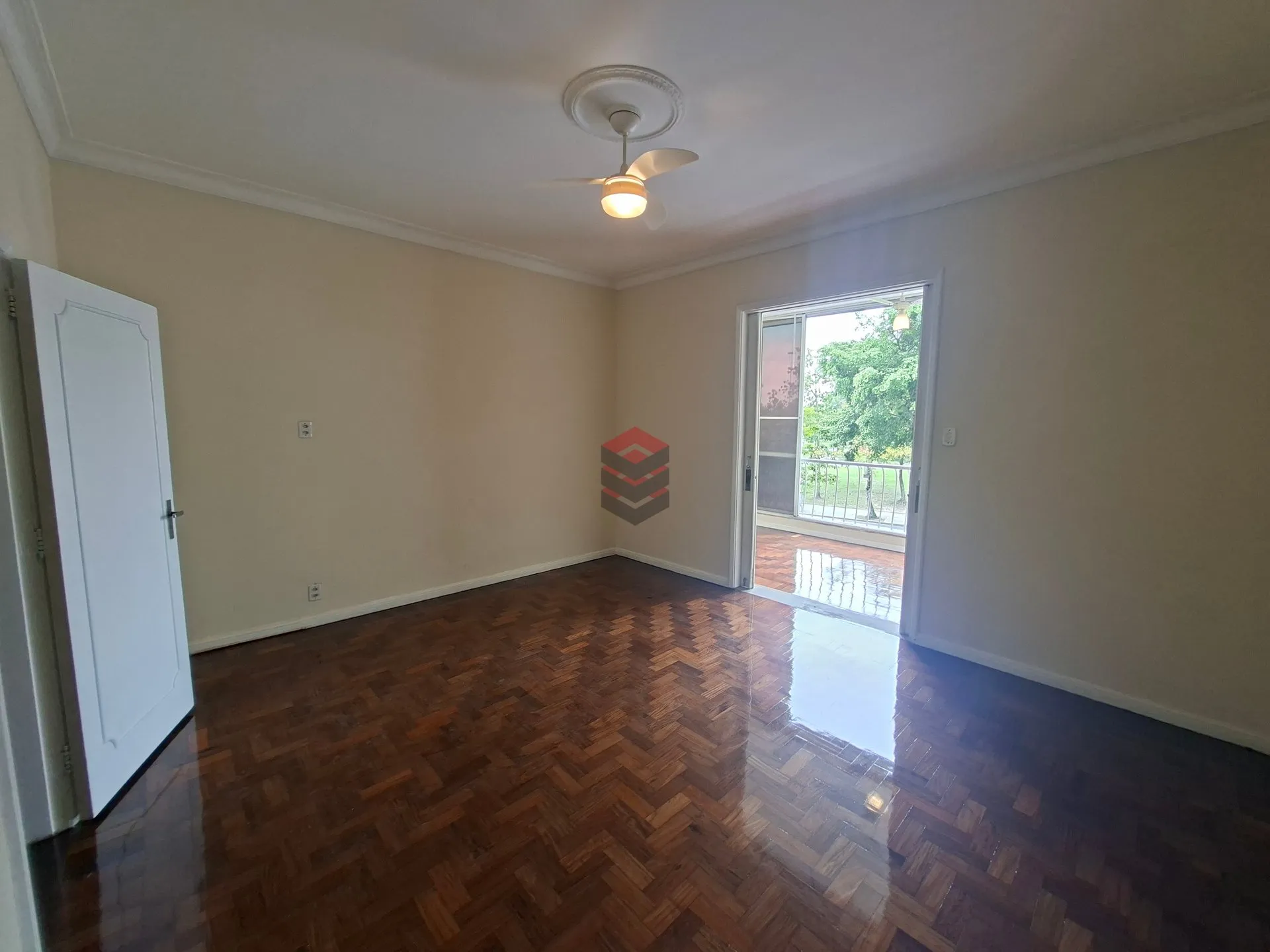 Apartment, 159 m², with wood or laminate floors — photo 4